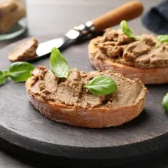Pyszne pasztety na grzankach z bazylią. Inspiracja: co zrobić z ugotowanym mięsem z rosołu? 5 pomysłów na bezresztkowe dania drobiowe.