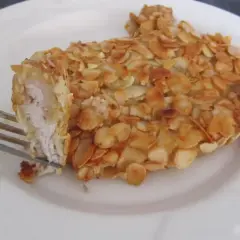 Kotlet panierowany w płatkach migdałów, idealny jako zamiennik jajka w panierce do mięsa w przypadku silnej alergii.