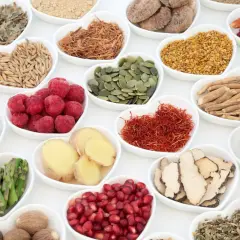 Naturalne afrodyzjaki w przyprawach: maliny, imbir, nasiona dyni, szafran, żeń-szeń, owoce morza, granat, orzechy, pasiflora, chili, zioła.