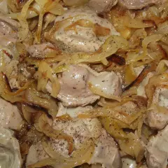 Jak zrobić żołądki drobiowe z cebulką - prosty przepis na smaczne danie