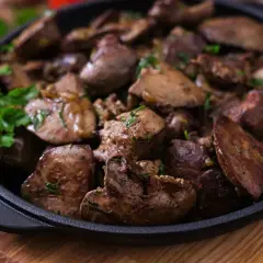 Smażenie wątróbki drobiowej z cebulą. Solić pod koniec, by nie stwardniała. Podane z natką pietruszki.