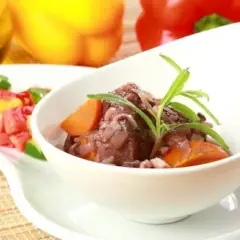 Jakie surówki do jagnięciny sprawią, że danie będzie wyjątkowe?