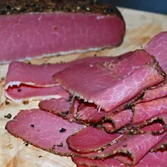 Domowe pastrami z mostka wołowego: soczyste plastry z przyprawami, gotowe do podania. Idealne na kanapki.