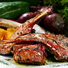 Grillowane kotleciki jagnięce z pieczonymi ziemniakami i warzywami.