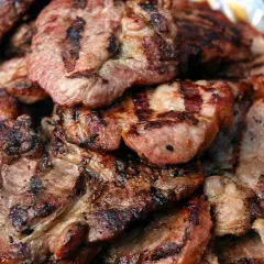 Grillowana karkówka z pięknymi paskami. Jeśli marynata wyszła za słona, dodaj ziemniaki, by jak zneutralizować za słoną marynatę do karkówki przed grillowaniem.