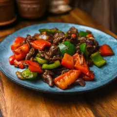 Wołowina stir fry z papryką. Sekret kruchości mięsa w tym daniu? Smażenie w wysokiej temperaturze!