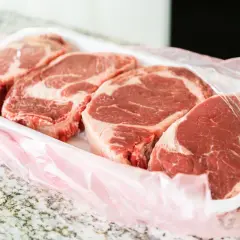 Świeża wieprzowina ma jasnoczerwony kolor i zwartą strukturę. Zepsuta wieprzowina w lodówce może mieć szary lub zielonkawy odcień i być śliska.