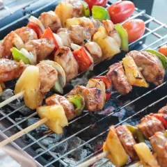 Z czego szaszłyki? Odkryj najlepsze składniki na grillowanie