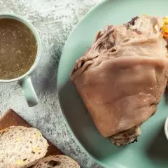 Ile gotować golonkę, aby była idealnie miękka i soczysta?