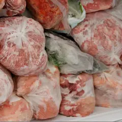 Zamrożone mięso w woreczkach. Wpływ głębokiego mrożenia na strukturę i smak delikatnych mięs jest widoczny w ich wyglądzie.