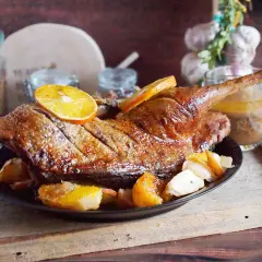 Duszona kaczka w pomarańczach z jabłkami – klasyczny przepis na niedzielny obiad. Aromatyczne danie, które zachwyci każdego.