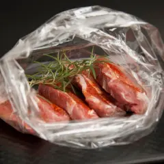Kawałki wołowiny z rozmarynem w rękawie do pieczenia. Poznaj sekret, jak upiec wołowinę w rękawie, żeby była soczysta i krucha.