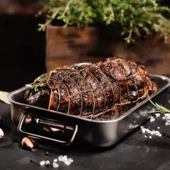 Chuda wieprzowina, pieczony schab w siatce, idealny na dietę odchudzającą. Kalorie i makroskładniki pod kontrolą.