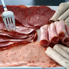 Ile kiełbasa może leżeć w lodówce? Sprawdź, zanim będzie zepsuta