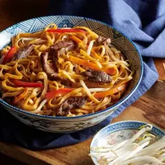 Pyszny przepis na chow mein z wołowiną, który pokochasz od pierwszego kęsa