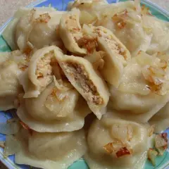 Pyszne pierogi z mięsem drobiowym - tradycyjny przepis na smakołyk