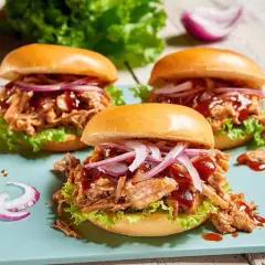 Pyszny burger z szarpaną wołowiną - proste przepisy i porady kulinarne