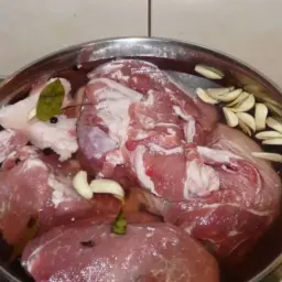Tradycyjne peklowanie mokre wieprzowiny na wędzonki. Mięso w zalewie z czosnkiem, liściem laurowym i pieprzem, idealne proporcje soli.