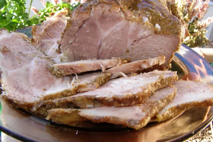 Soczysta szynka wieprzowa z szybkowaru, idealna na obiad. Ile czasu gotować na każdy kilogram mięsa?