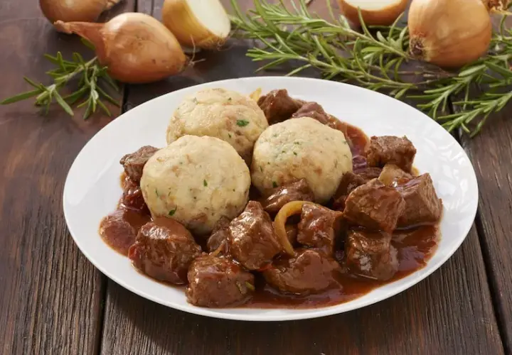 Jak zrobić gulasz z dzika – sekrety idealnego smaku i aromatu