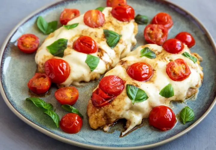 Kurczak caprese z mozzarellą i pomidorami – ekspresowe danie z jednej patelni. Pyszny, zapieczony kurczak z ciągnącym serem, pomidorkami i bazylią.
