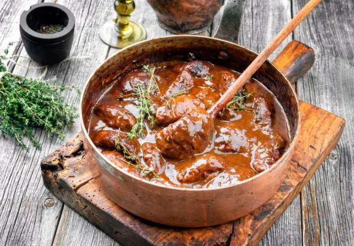 Gulasz w miedzianym rondlu. Dowiedz się, dlaczego mięso podczas duszenia staje się gumowate i jak uratować potrawę.