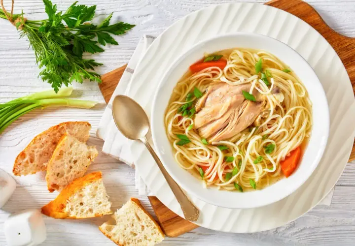 Jak zrobić rosół z udka kurczaka, by zachwycić smakiem i aromatem