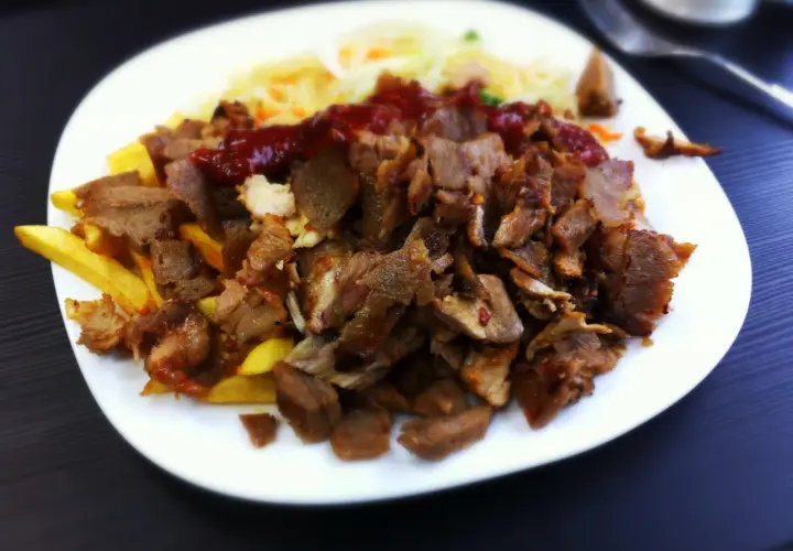 Ile kosztuje kebab z baraniny? Sprawdź ceny w różnych lokalach