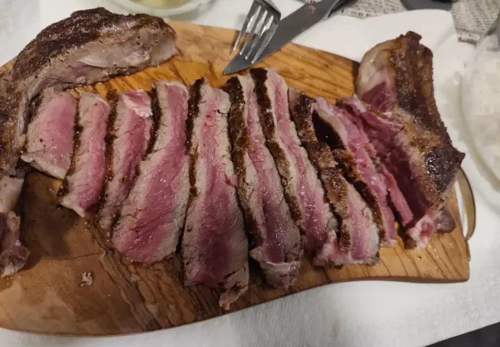 Idealna temperatura wewnętrzna steka wołowego medium rare. Soczyste, różowe wnętrze i chrupiąca skórka.