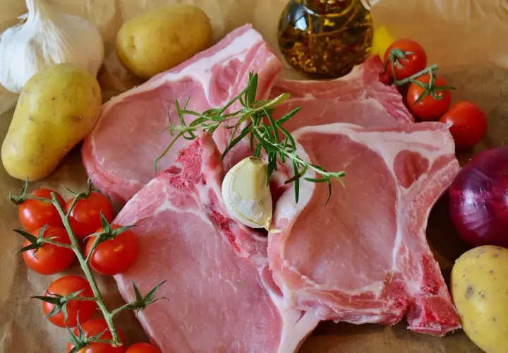 Jak rozpoznać naszprycowane wodą mięso w sklepie? Spójrz na te soczyste kotlety, ziemniaki, pomidorki, czosnek i cebulę.