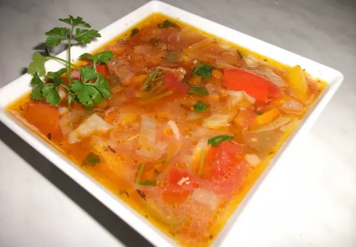 Prosta zupa gulaszowa z wieprzowiny, którą zrobisz w 30 minut