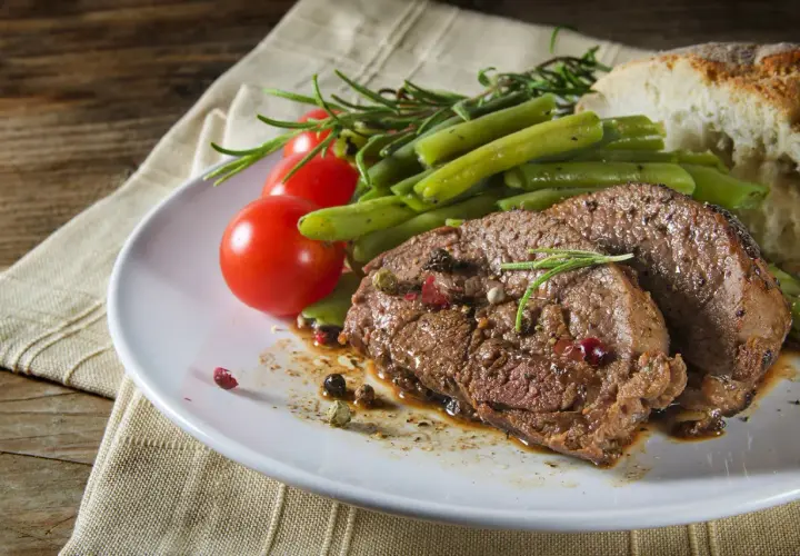 Jak przygotować stek z jagnięciny, aby był soczysty i aromatyczny