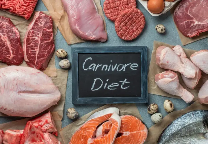 Dieta carnivore: efekty jedzenia samej wołowiny przez miesiąc. Na zdjęciu różnorodne mięsa, ryby, jaja i tabliczka z napisem "Carnivore Diet".