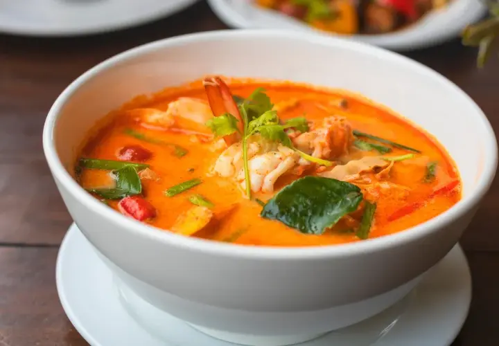 Aromatyczne curry z krewetkami, z liśćmi limonki kaffir. Czym zastąpić liść kaffiru w azjatyckich curry?