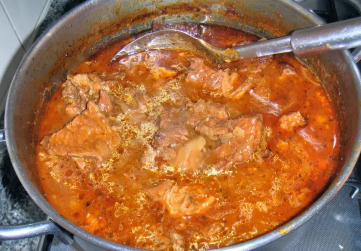 Pyszny gulasz z wołowiny krok po kroku. Prosty przepis, który zachwyci każdego