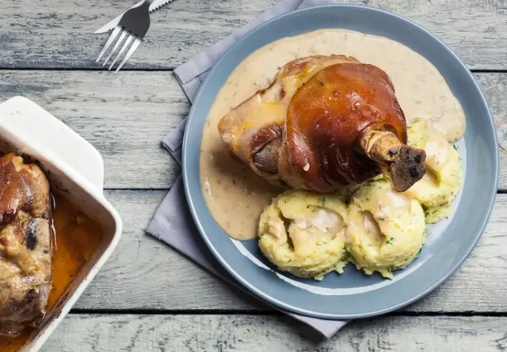 Jak zapeklować golonkę do pieczenia, by była soczysta i aromatyczna
