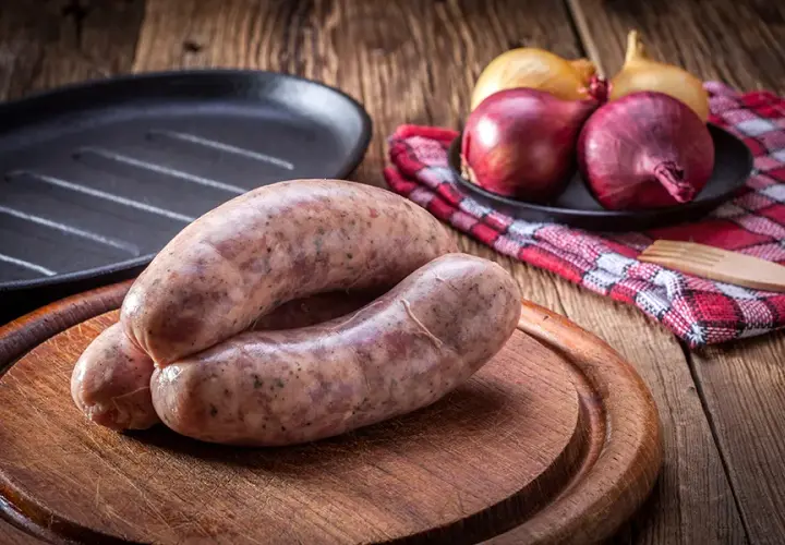 Czym się różni biała kiełbasa od zwykłej? Odkryj kluczowe różnice