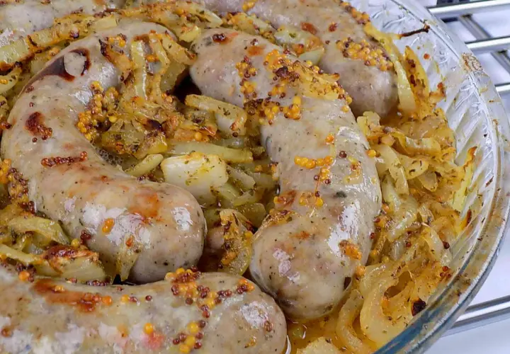 Jak upiec kiełbasę w piekarniku z cebulą, aby była soczysta i aromatyczna