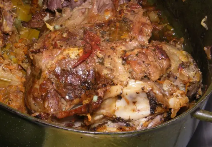 Pieczona jagnięcina w garnku z warzywami i przyprawami.