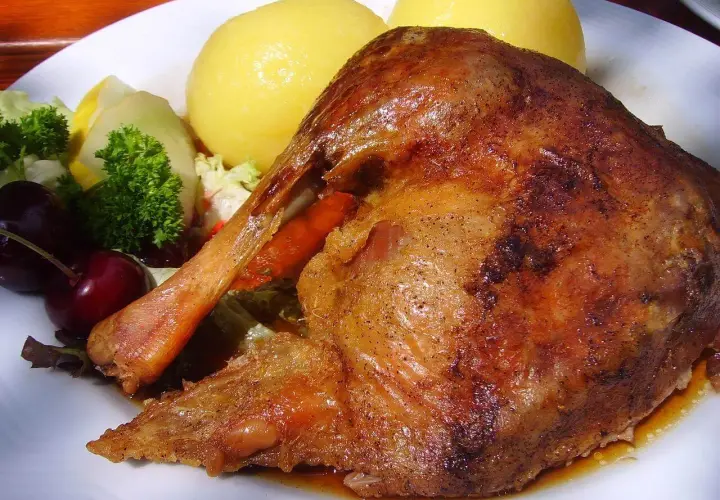 Jakie przyprawy do pieczenia gęsi, aby uzyskać wyjątkowy smak?