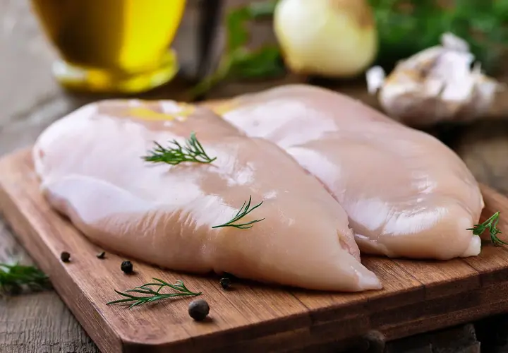 Ile piec piersi kurczaka w piekarniku, aby były soczyste i smaczne?