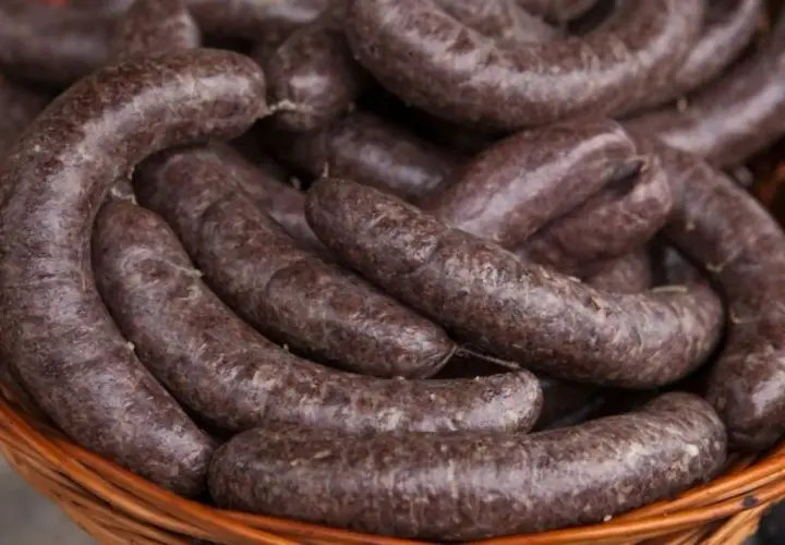 Kaszanka w koszyku z wikliny, gotowa do przyprawienia.