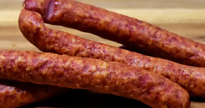 Kiełbasa zwyczajna kcal – ile kalorii ma popularna kiełbasa?