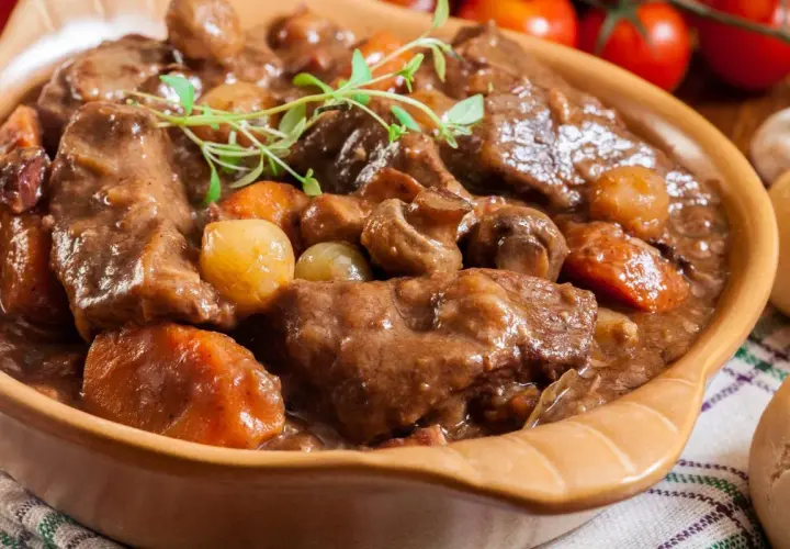Duszenie wołowiny krok po kroku. Sekretne triki, które zmienią twoje mięso w arcydzieło