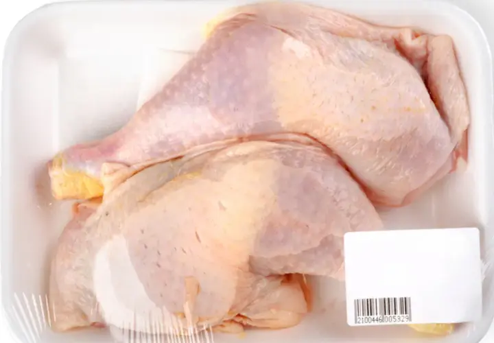 Surowe mięso drobiowe w opakowaniu. Pamiętaj, że w jakiej temperaturze ginie salmonella i campylobacter w mięsie drobiowym, by uniknąć zatrucia.
