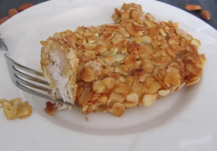Kotlet panierowany w płatkach migdałów, idealny jako zamiennik jajka w panierce do mięsa w przypadku silnej alergii.