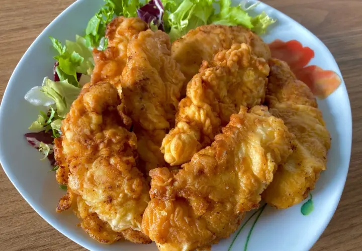 Chrupiące polędwiczki z kurczaka jak z KFC. Sekretny przepis, który zachwyci każdego