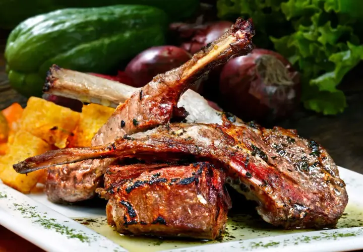 Grillowane kotleciki jagnięce z pieczonymi ziemniakami i warzywami.