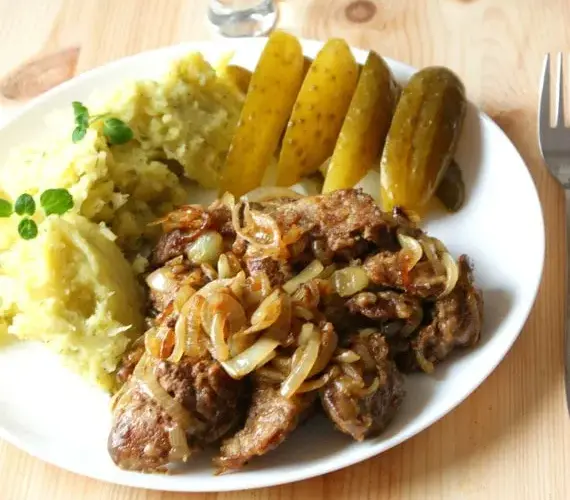 Jak moczyć wątróbkę drobiową, by była soczysta i aromatyczna?