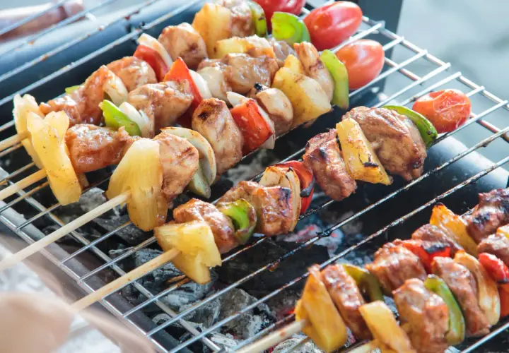 Z czego szaszłyki? Odkryj najlepsze składniki na grillowanie